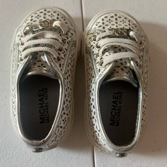 MICHAEL KORS Ima Boerum SNEAKERS Infant Toddler 5 FLORAL PERFORATED White - Picture 4 of 8